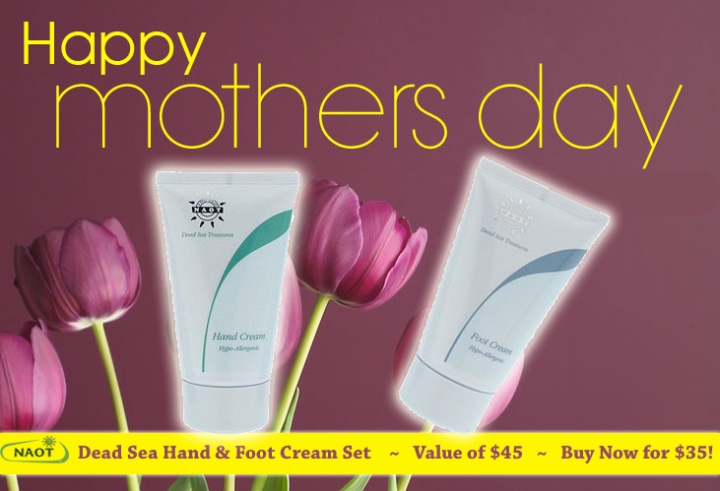 Save on a Mother's Day gift set value at $44 for $35 plus free shipping. 